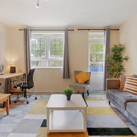 The Serene 2-Bedroom Flat W Free Street Parking Sutton  Exterior photo