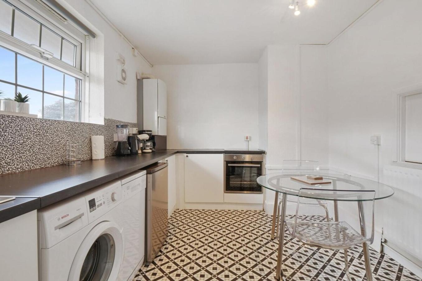 The Serene 2-Bedroom Flat W Free Street Parking Sutton  Exterior photo