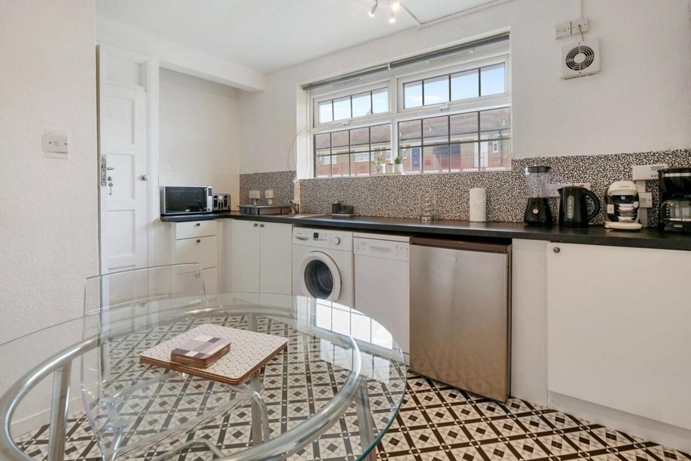 The Serene 2-Bedroom Flat W Free Street Parking Sutton  Exterior photo